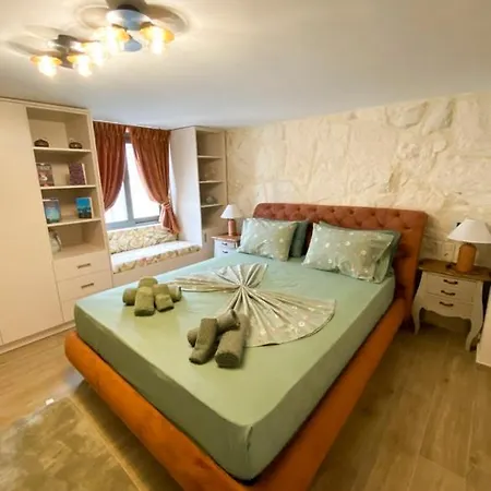 Panos Luxury Apartament *